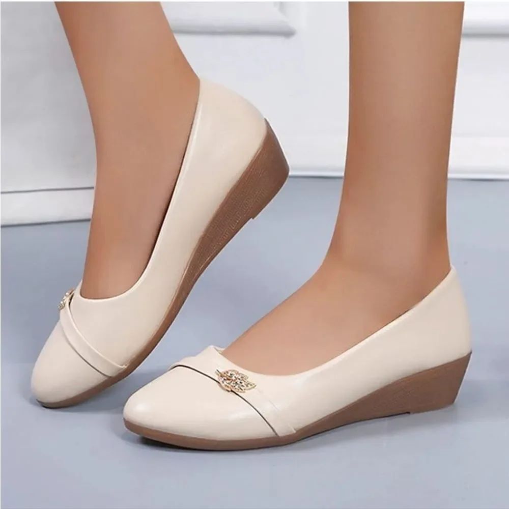 BRAND NEW LIFE STRIDE SOFT SYSTEM WOMEN"S LOW WEDGE SHOE